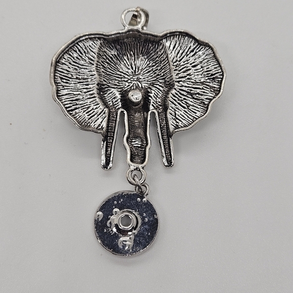 silver tone elephant pendant with snap - Picture 2 of 3
